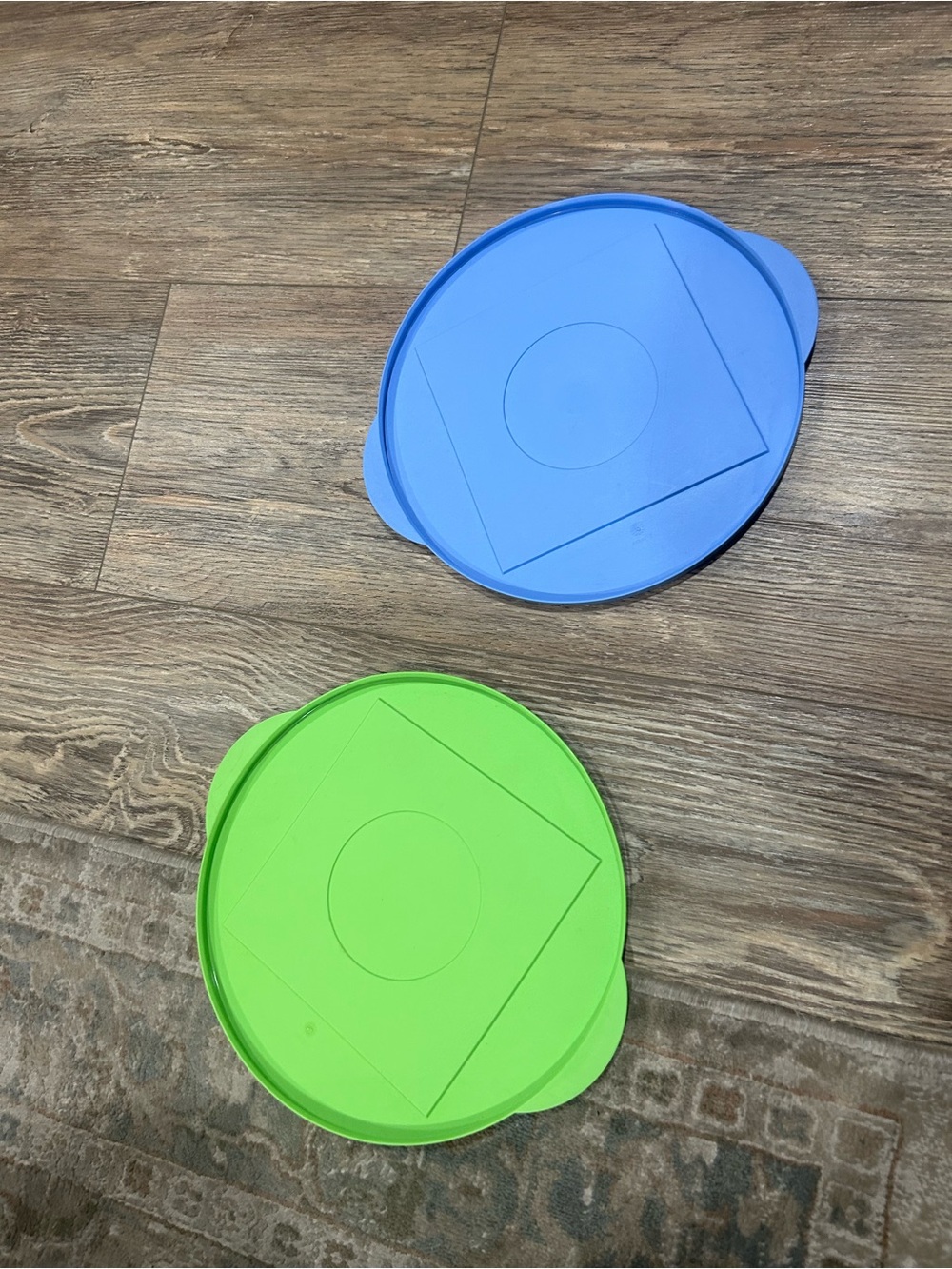 Tupperware lids - Picture 2 of 4